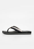 Schwarze Flip-Flop-Sandale mit dickem, verlaufend gefärbtem Stoffriemen in Schwarz-, Grau- und Weißtönen und einer strukturierten Gummisohle mit weißem Streifen.