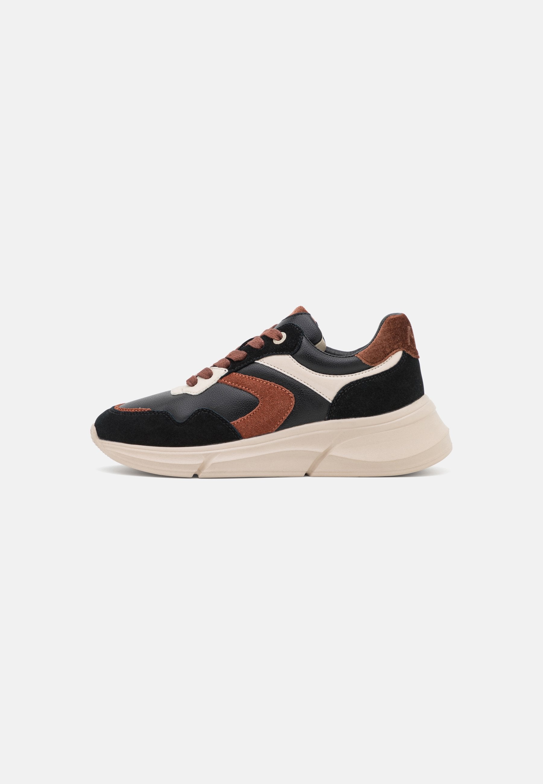 Sportliche Sneaker aus schwarzem und braunem Wildleder mit cremefarbenen Akzenten, gepolstertem Farbschuh und runder Zehenpartie. Mit Schnürverschluss und strukturierten Überzügen.