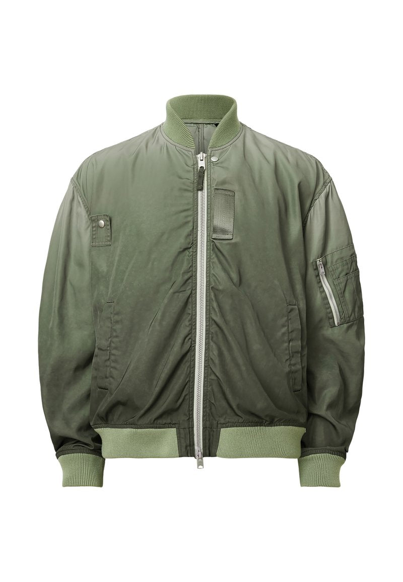 Olivgrüne Bomberjacke mit einem Reißverschluss vorne, gerippten Bündchen und Saum, Mehrfachtaschen-Design und einer glatten, leicht glänzenden Textur.