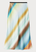 Midikleid aus leichtem, fließendem Stoff. Es hat ein Farbverlaufsmuster mit diagonalen Streifen in Blau, Braun und Creme. Schwarzer Taillenbund.