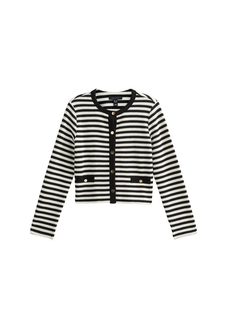 Schwarz-weißer gestreifter, kurz geschnittener Cardigan mit rundem Halsausschnitt, langen Ärmeln, goldenen Knopfakzenten und zwei Fronttaschen.