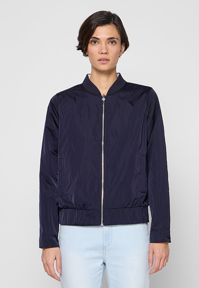 comma Bomberjacke Media 1