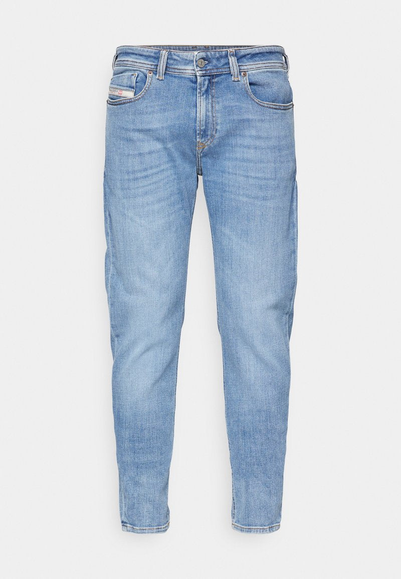 Hellblaue Slim-Fit-Jeans mit Frontknopf und Reißverschluss, fünf Taschen und dezentem Verblassen an Oberschenkeln und Knien.