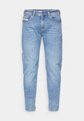 Hellblaue Slim-Fit-Jeans mit Frontknopf und Reißverschluss, fünf Taschen und dezentem Verblassen an Oberschenkeln und Knien.