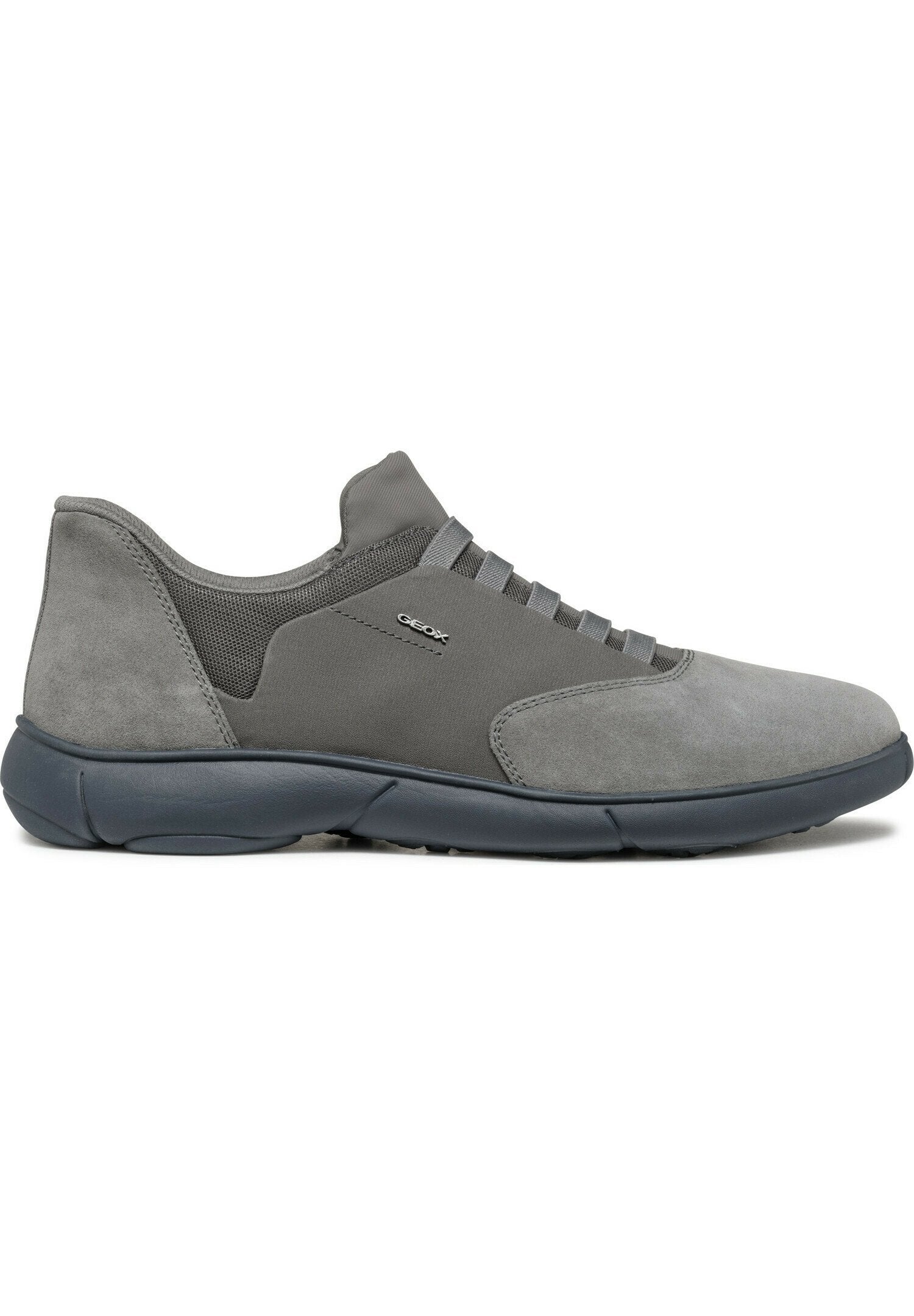 Graue Wildledersneaker mit Netzdetails, abgerundeter Zehe und flexibler, dunkler Sohle. Verfügt über eine Schnürung mit fünf Ösen.