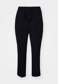 Schwarze Hose aus einem weichen Stoff, ausgestattet mit einem passenden Krawattengürtel, Falten an der Vorderseite und einem geraden Bein.