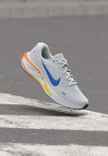 Nike Performance JOURNEY RUN - Road running shoes - white/blue crystal/total orange/hydrogen blue/laser orange