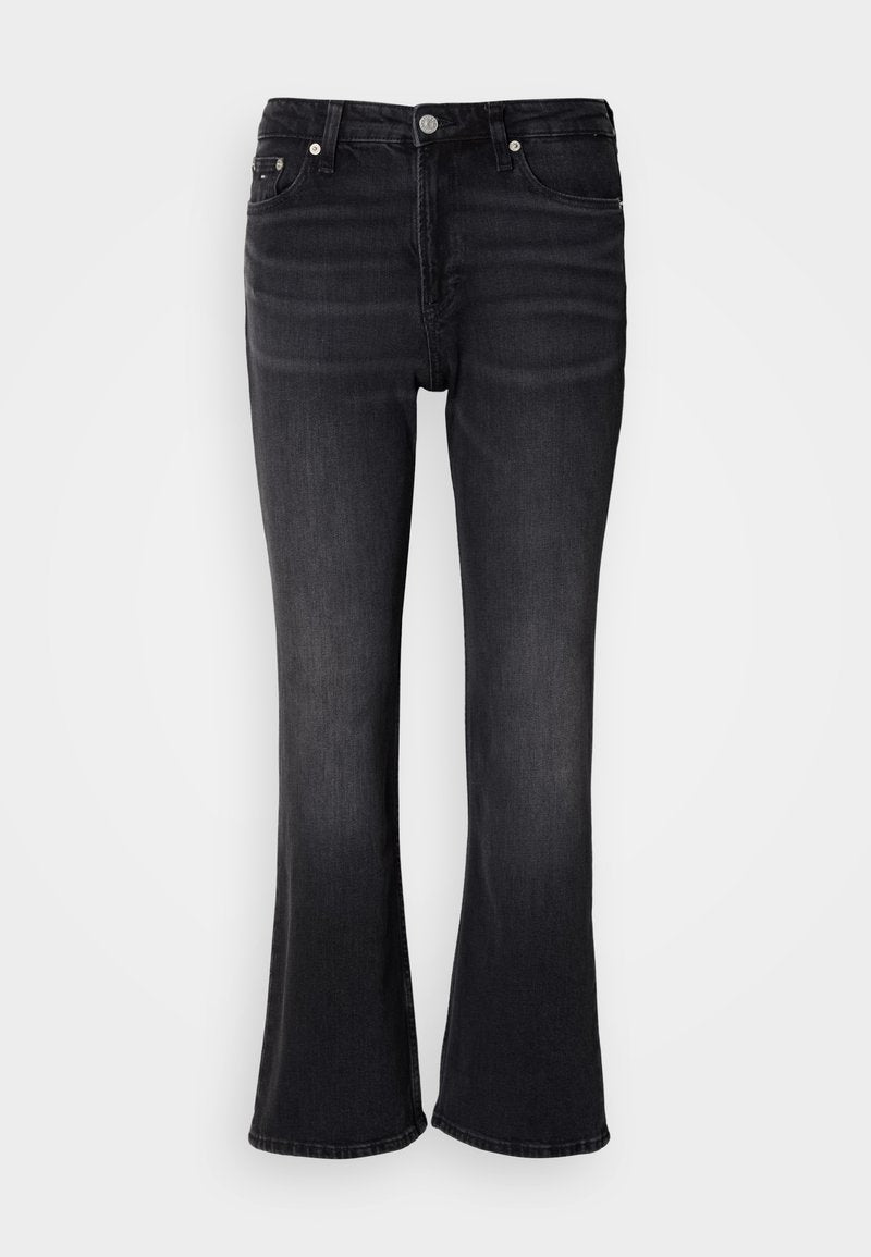 Schwarze Jeans aus Denim mit fünf Taschen, einem Knopf- und Reißverschluss sowie leicht ausgestellten Beinen vor einem schlichten weißen Hintergrund.