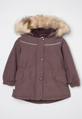 Braune isolierte Jacke mit einer Kapuze aus Kunstpelz, elastischen Bündchen, zwei Seitentaschen und weißen Akzentlinien auf der Brust.