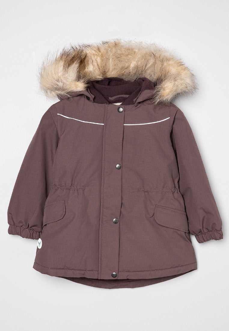 Braune isolierte Jacke mit einer Kapuze aus Kunstpelz, elastischen Bündchen, zwei Seitentaschen und weißen Akzentlinien auf der Brust.
