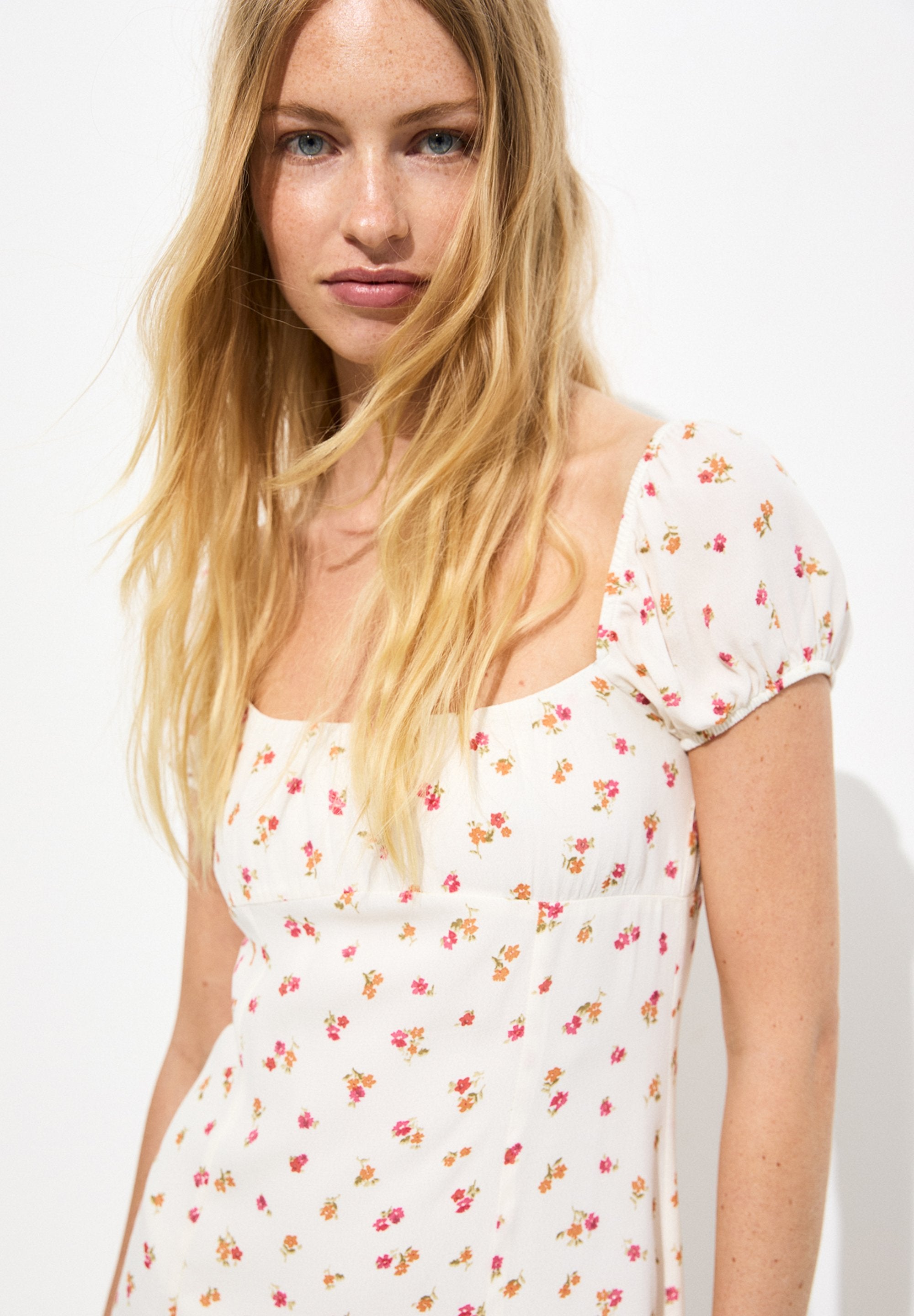 PULL&BEAR SHORT FLORAL