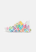 Weiße Sportschuhe mit bunten Herzmustern in Pink, Grün, Orange und Blau. Leichtes Design mit strukturierter Oberseite und Schnürsenkeln.