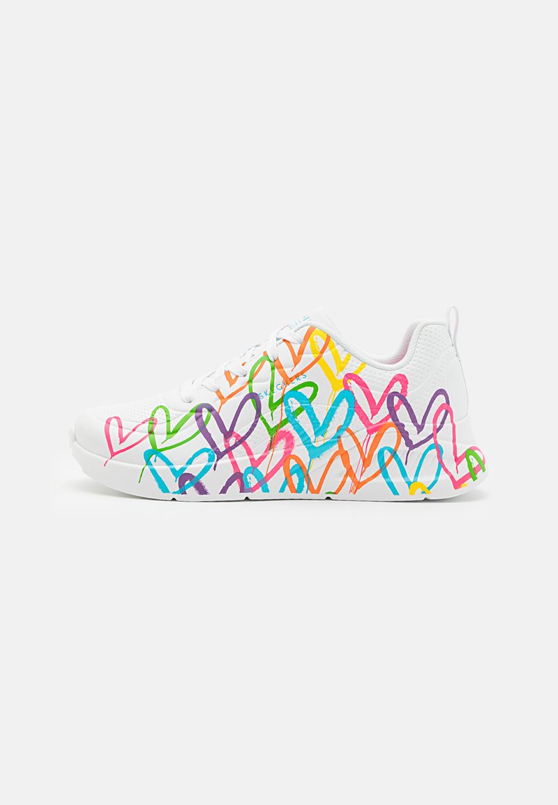 Weiße Sportschuhe mit bunten Herzmustern in Pink, Grün, Orange und Blau. Leichtes Design mit strukturierter Oberseite und Schnürsenkeln.