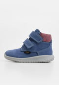 Blaue Wildleder-Stiefeletten mit pinken Akzenten, doppelten Klettverschlüssen, strukturiertem grauem Gummisohle und kontrastierenden Nähten.