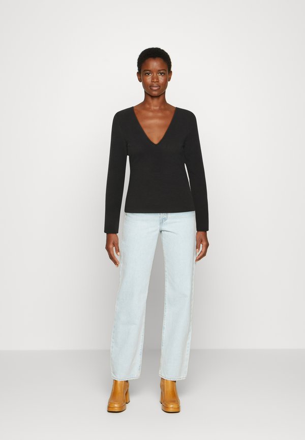 IN THE STYLE CARYS WHITTAKER V NECK