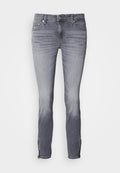 Grau gefärbte Denim-Jeans mit schlankem Schnitt, die eine verwaschene Textur und Reißverschluss-Ärmel aufweisen. Der Bund ist mit einem Knopf und Gürtelschlaufen versehen.