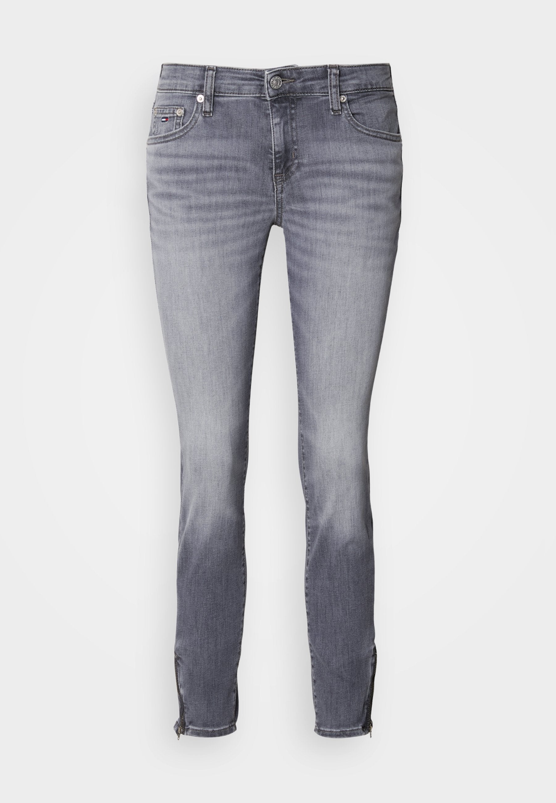 Grau gefärbte Denim-Jeans mit schlankem Schnitt, die eine verwaschene Textur und Reißverschluss-Ärmel aufweisen. Der Bund ist mit einem Knopf und Gürtelschlaufen versehen.