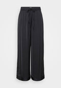 Schwarze weite Hosen aus glattem Stoff, mit einem elastischen Bund und einer Kordel zum Verstellen, sowie einer leicht glänzenden Textur.