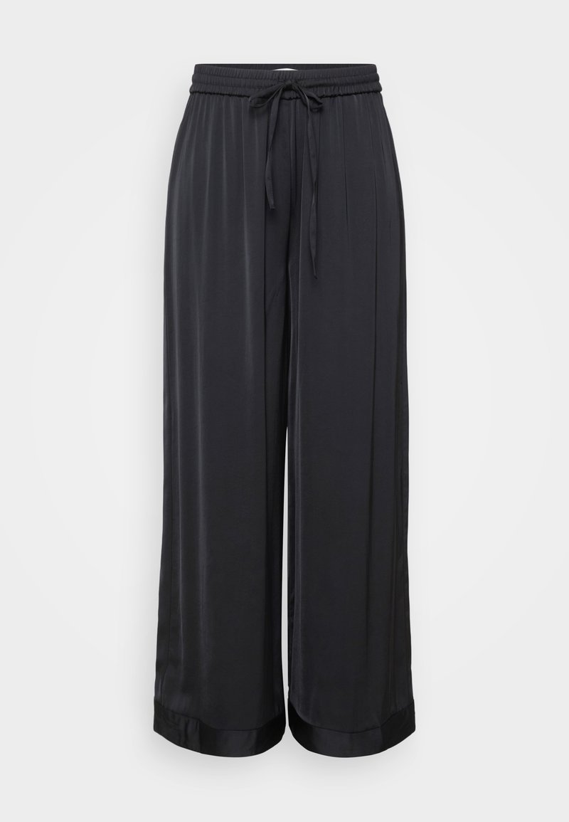 Schwarze weite Hosen aus glattem Stoff, mit einem elastischen Bund und einer Kordel zum Verstellen, sowie einer leicht glänzenden Textur.