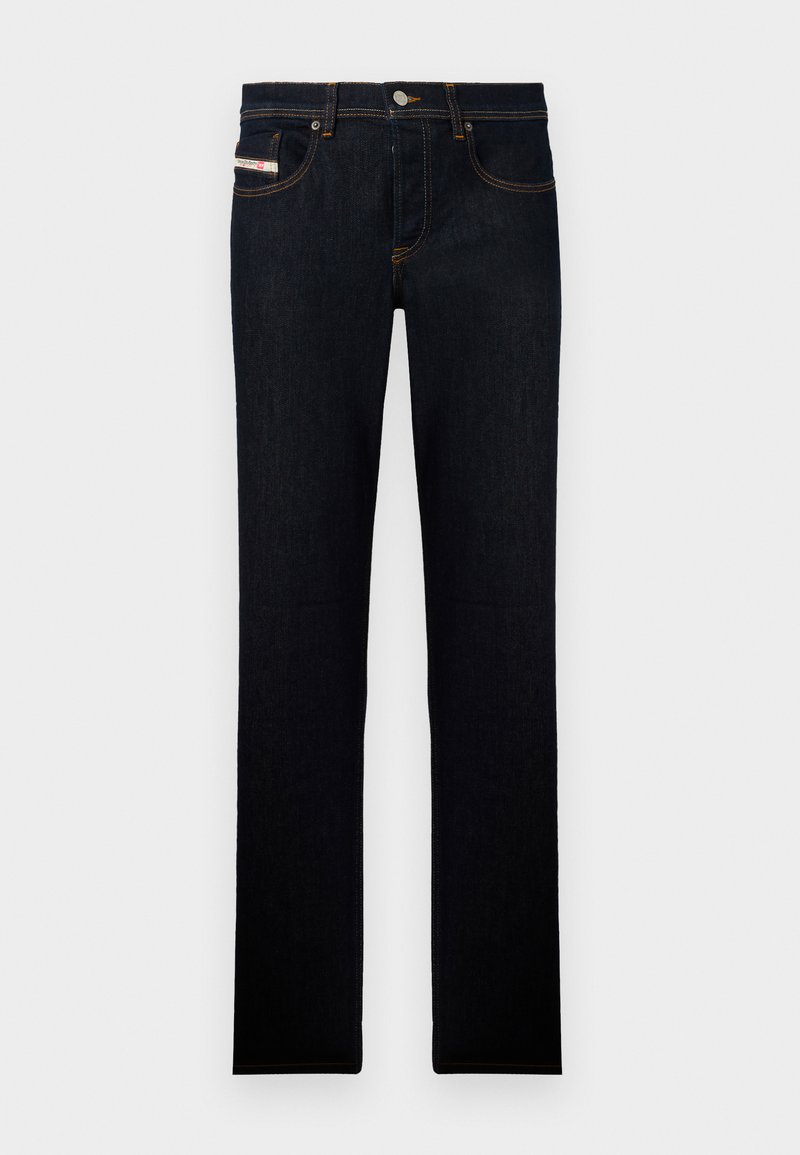 Dunkelblaue Jeans aus Denim mit geradem Bein, mit orangefarbener Naht und einem Label auf der Vordertasche. Mit Metallknopfverschluss.