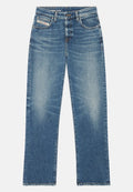 Helle blaue Jeans mit geradem Bein, fünf Taschen, subtilen Ausbleichungen und Kontrastnähten. Knopfverschluss an der Taille.