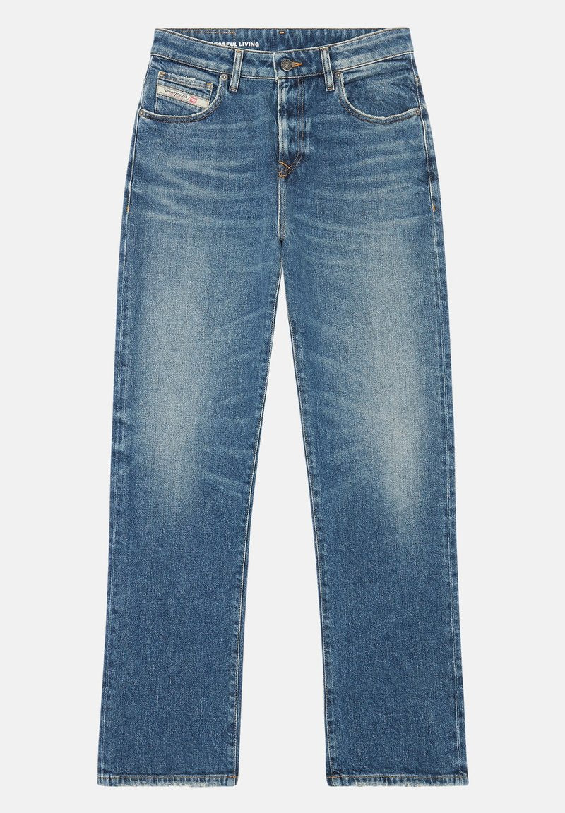 Helle blaue Jeans mit geradem Bein, fünf Taschen, subtilen Ausbleichungen und Kontrastnähten. Knopfverschluss an der Taille.