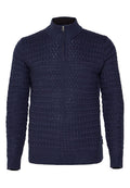 Dunkelblau gestrickter Pullover mit hohem Kragen und kurzem Reißverschluss, der ein strukturiertes Muster und gerippte Bündchen sowie Saum aufweist.