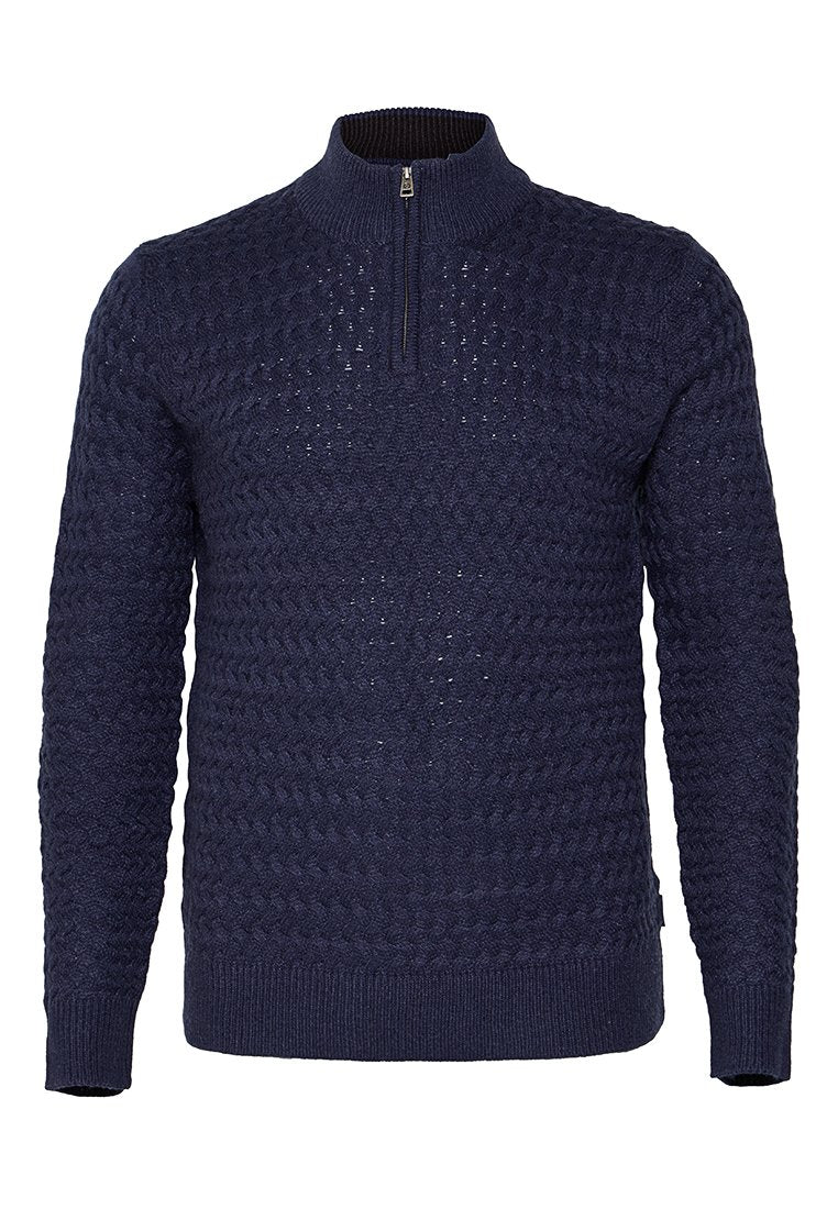 Dunkelblau gestrickter Pullover mit hohem Kragen und kurzem Reißverschluss, der ein strukturiertes Muster und gerippte Bündchen sowie Saum aufweist.