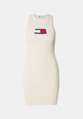 Geripptes, cremefarbenes Bodycon-Kleid mit hohem Ausschnitt und ärmellosem Design. Mit einem kontrastierenden Logo-Patch auf der Brust.
