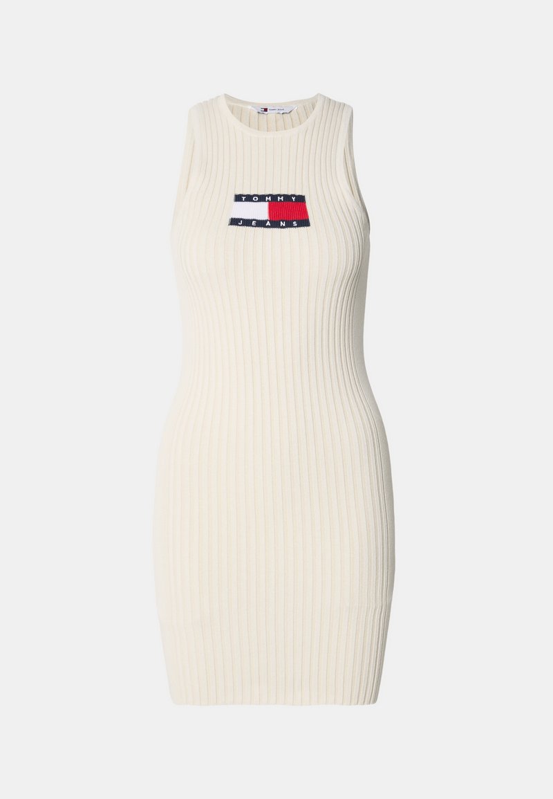 Geripptes, cremefarbenes Bodycon-Kleid mit hohem Ausschnitt und ärmellosem Design. Mit einem kontrastierenden Logo-Patch auf der Brust.