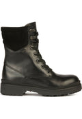 Schwarze Leder Stiefeletten mit Wildlederakzenten, runder Fußspitze, Schnürverschluss und einer strukturierten Gummisohle mit kleinen Profilen für besseren Halt.