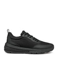Schwarze Sportschuhe mit einem Obermaterial aus Mesh und Synthetik. Dicke, strukturierte Sohle mit einem gemusterten Akzent. Minimalistisches Design und leichter Aufbau.