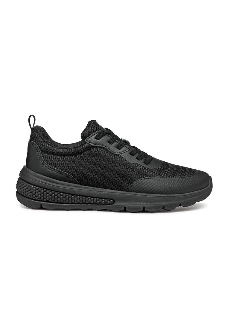 Schwarze Sportschuhe mit einem Obermaterial aus Mesh und Synthetik. Dicke, strukturierte Sohle mit einem gemusterten Akzent. Minimalistisches Design und leichter Aufbau.