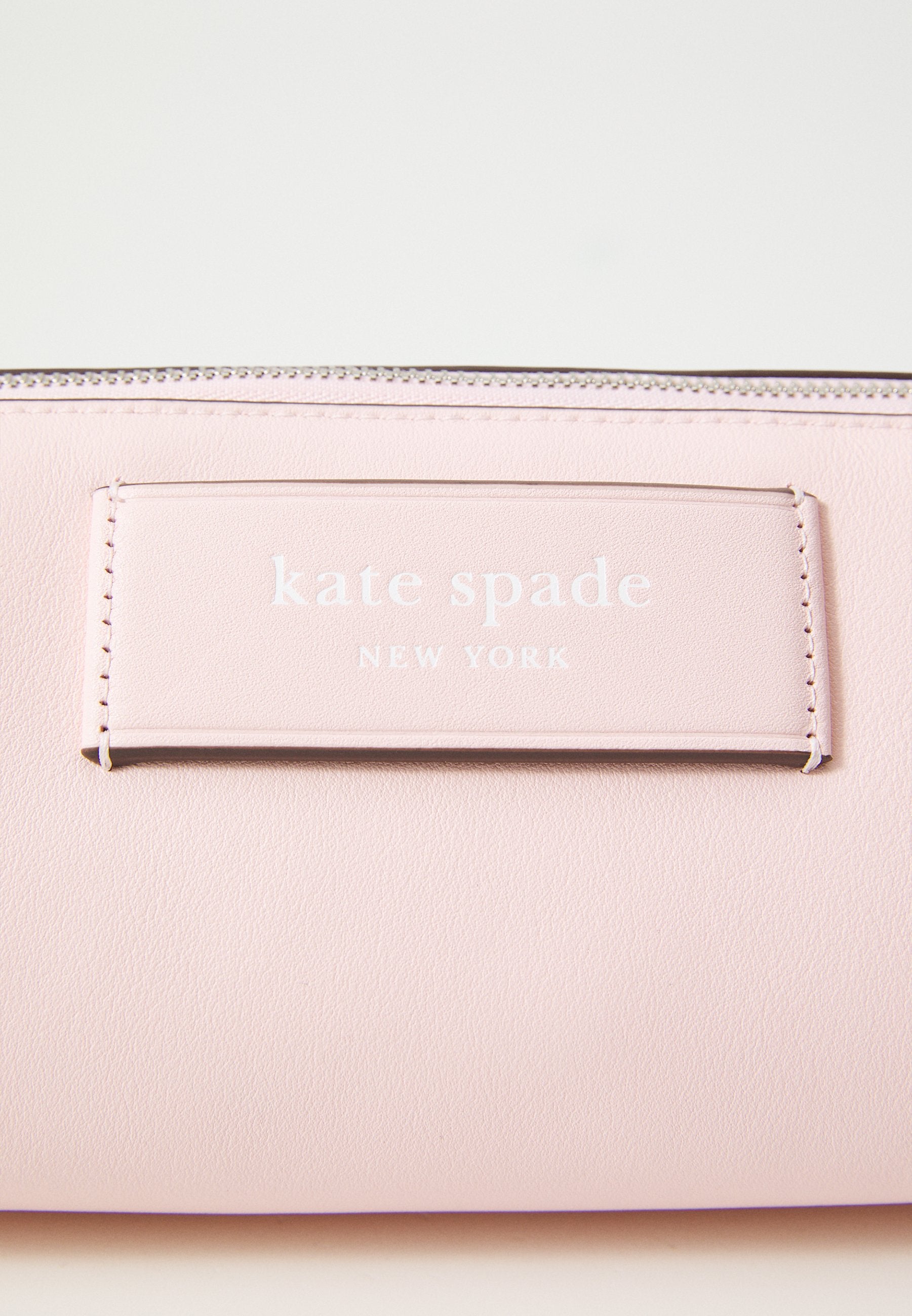 kate spade new york LABEL SMOOTH POCHETTE