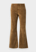Braune Cordhose mit ausgestelltem Bein und glatter Textur, Vorderentaschen und Knopfverschluss. Verfügt über ein durchgehendes vertikales Rippenmuster.