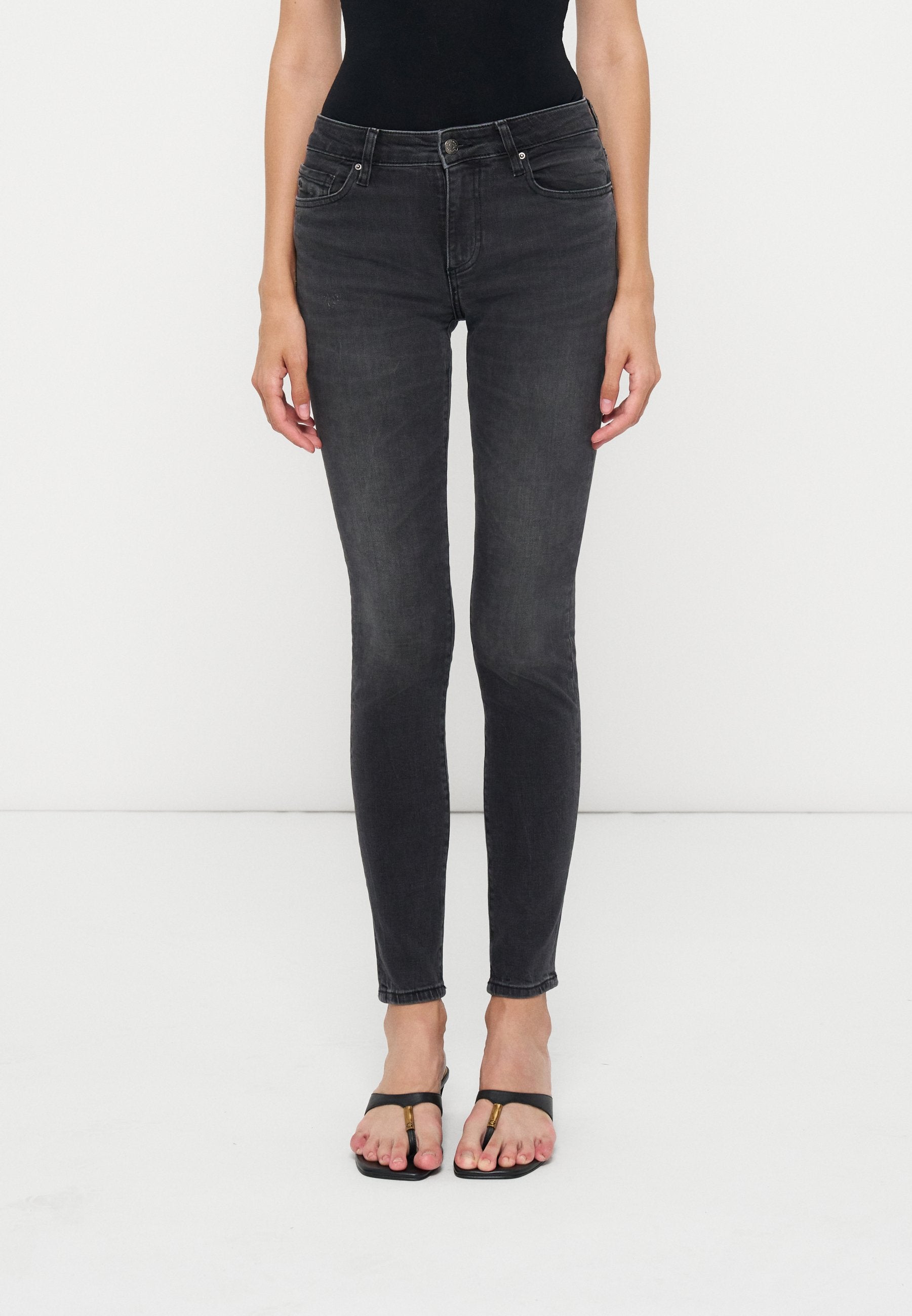 Armani Exchange Jeans Tapered Fit Media 1
