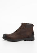 Braune Leder-Stiefeletten mit einer robusten schwarzen Gummisohle, runder Zehenform und Schnürung; verfügen über eine glatte Oberfläche und minimale Nähte.