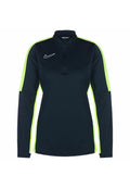 Marinefarbener Sportpullover mit einem Viertelreißverschluss, ausgestattet mit limettengrünen Seitenstreifen und einem weißen Nike-Logo auf der Brust. Glatte Textur, lange Ärmel.