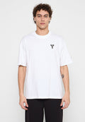 Weißes Baumwoll-T-Shirt mit kurzen Ärmeln, das ein kleines schwarzes Logo auf der Brust und einen Rundhalsausschnitt hat. Gerader Schnitt.