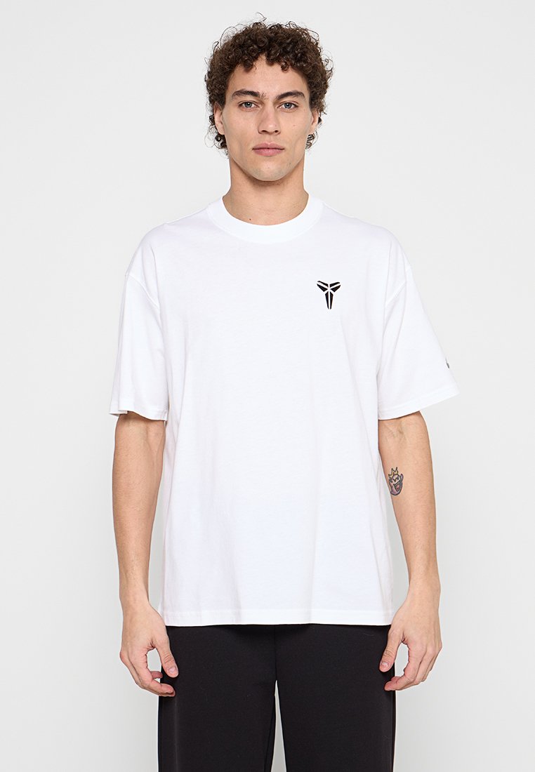 Weißes Baumwoll-T-Shirt mit kurzen Ärmeln, das ein kleines schwarzes Logo auf der Brust und einen Rundhalsausschnitt hat. Gerader Schnitt.