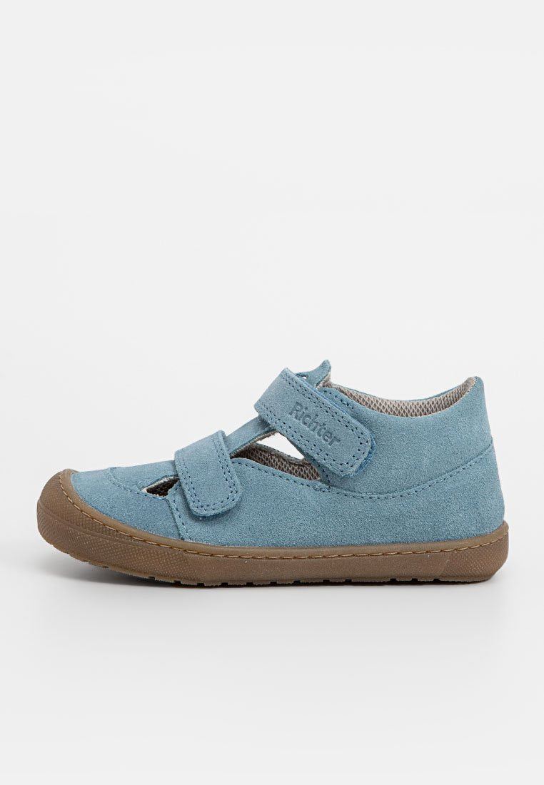 Blaue Wildleder-Kinderschuhe mit zwei verstellbaren Klettverschlüssen und brauner Gummisohle, seitlich auf weißem Hintergrund gezeigt.