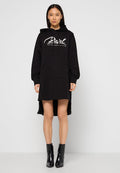 Schwarzes Hoodie-Kleid mit langen Ärmeln, vornem Taschen und seitlichen Schlitzen. Mit weißem grafischem Text auf der Brust. Der Stoff scheint weich und strukturiert zu sein.