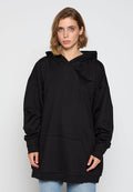 Schwarzer oversized Hoodie aus weicher Baumwolle mit Kängurutasche, ausgefallenen Ärmeln und dezentem Logo auf der Brust. Einfaches, lässiges Design.