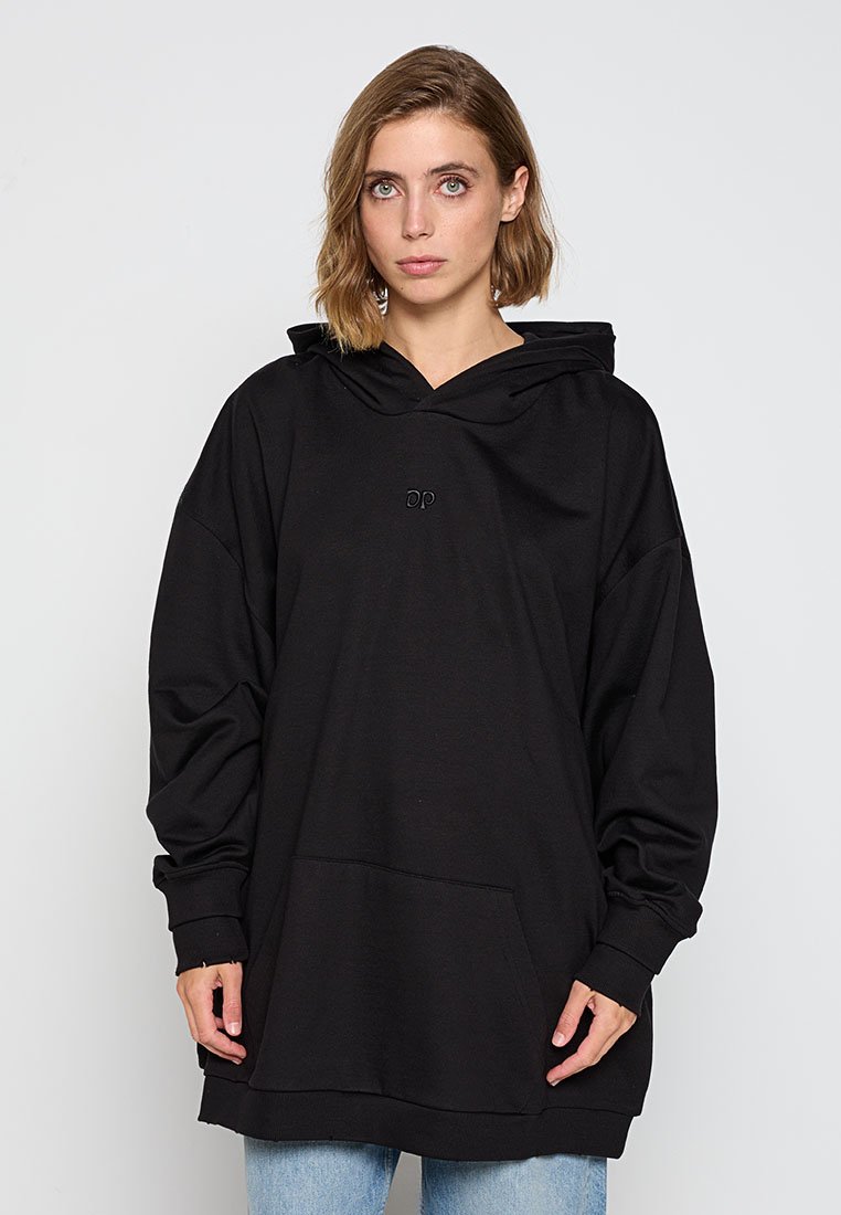 Schwarzer oversized Hoodie aus weicher Baumwolle mit Kängurutasche, ausgefallenen Ärmeln und dezentem Logo auf der Brust. Einfaches, lässiges Design.