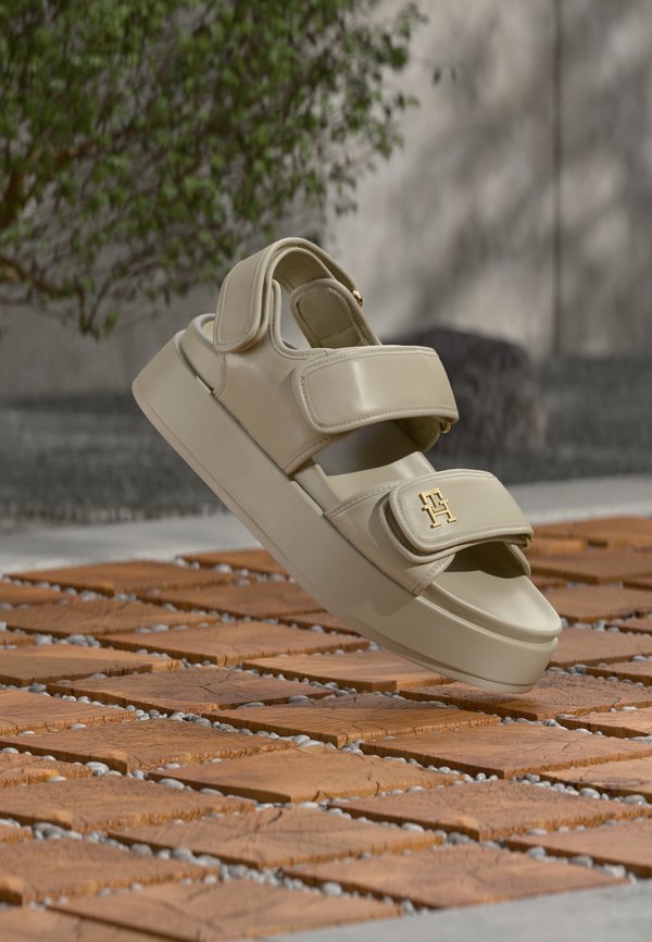 Tommy Hilfiger LEATHER TH MONOGRAM PLATFORM SANDALS - Platform sandals - classic beige