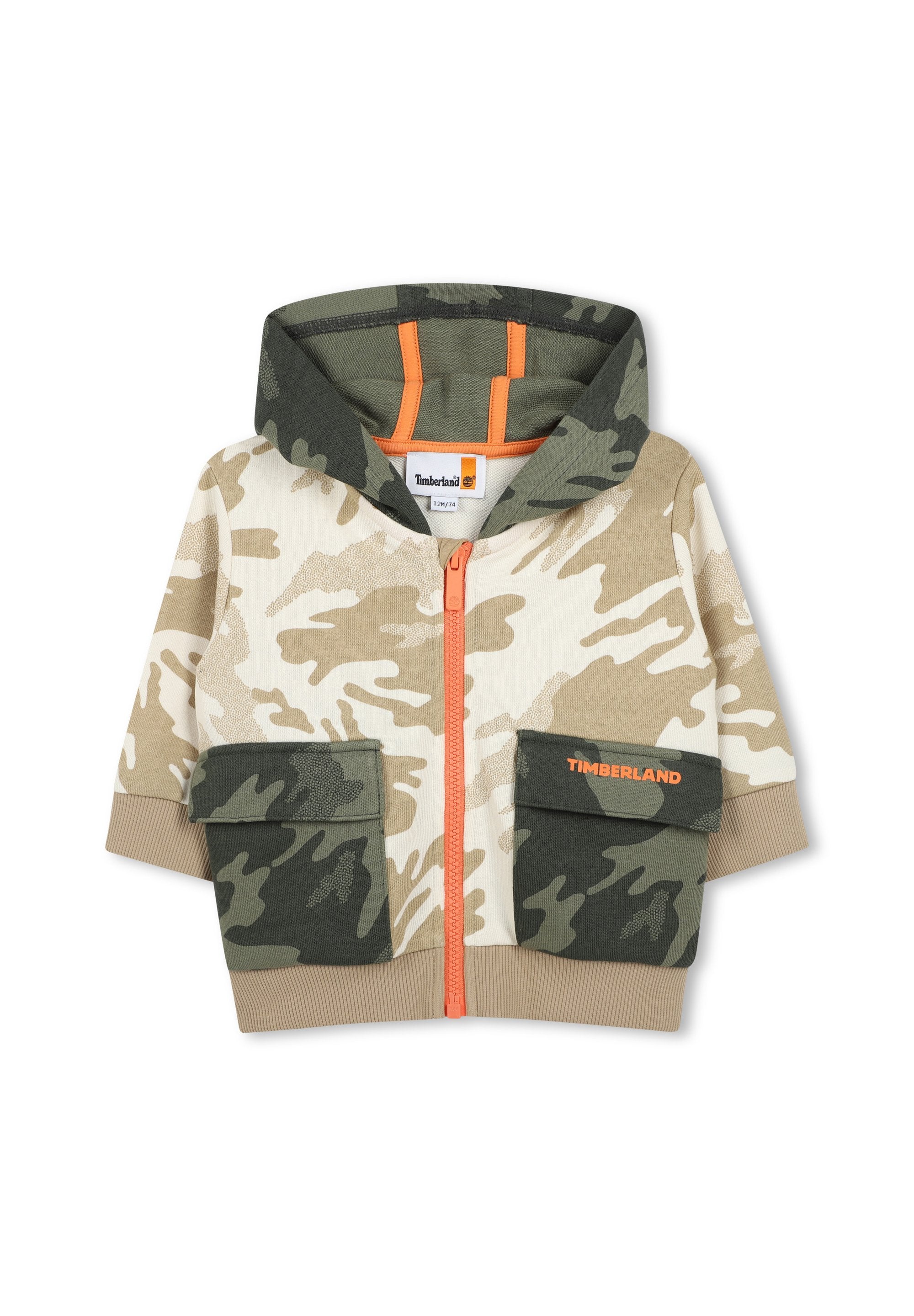 Camo-Hoodie in beige und grünen Farbtönen, mit Frontreißverschluss, zwei Fronttaschen, einem orangefarbenen Reißverschluss und Kapuze. Timberland-Logo auf der Tasche.