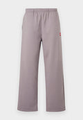 Hellviolette Sweatpants mit weitem Bein, elastischem Bund und kleinem roten Logotyp auf der Seitennaht.