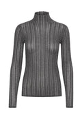 Grauer langärmeliger Rollkragenpullover mit gerippter Textur, der vertikale gestreifte Aussparungen und eine taillierte Silhouette aufweist.