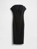 Schwarzes Kleid mit Fledermausärmeln, tiefem V-Ausschnitt und figurbetonter Silhouette. Hergestellt aus glattem Stoff, mit einem verdeckten Rückenreißverschluss und ohne Muster.