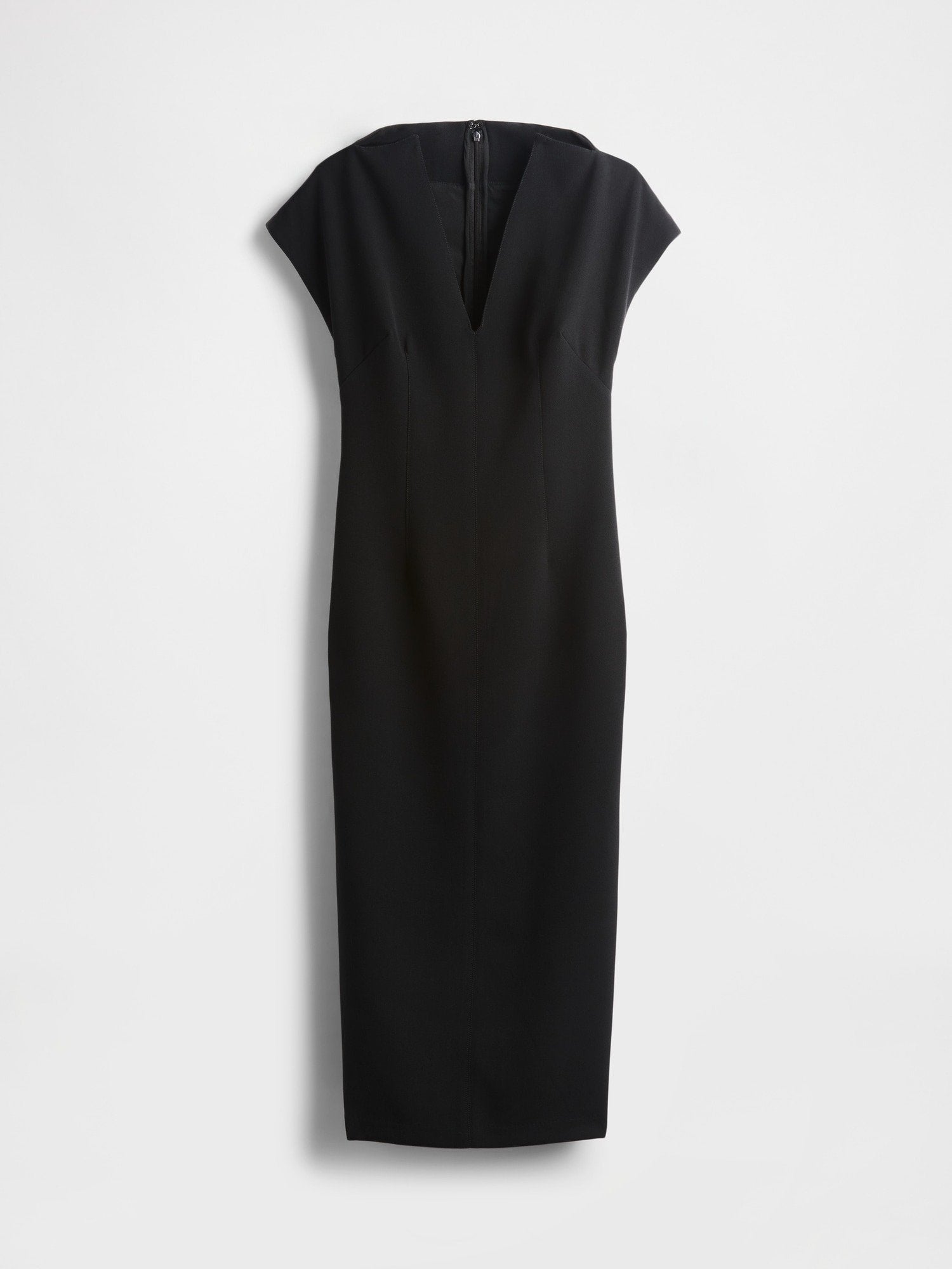 Schwarzes Kleid mit Fledermausärmeln, tiefem V-Ausschnitt und figurbetonter Silhouette. Hergestellt aus glattem Stoff, mit einem verdeckten Rückenreißverschluss und ohne Muster.
